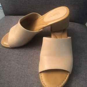Born Opal Slides in Beach Size 9 - Gently Used